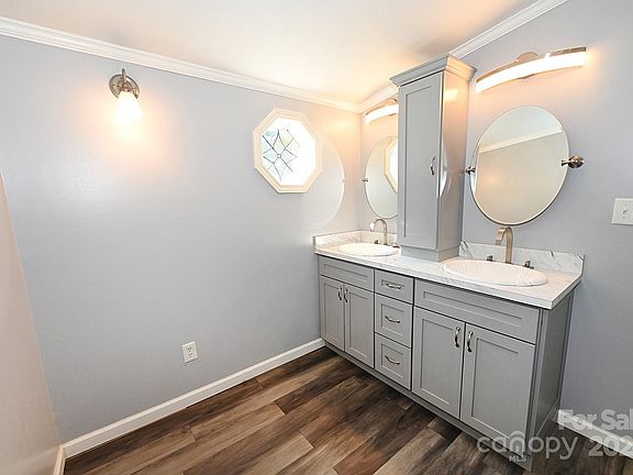 3rd image of 103 E Trace Dr