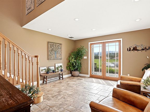 3rd image of 596 Ravenwood Dr