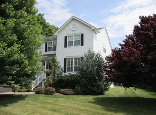 4 Plymouth St, Pennington, NJ 08534