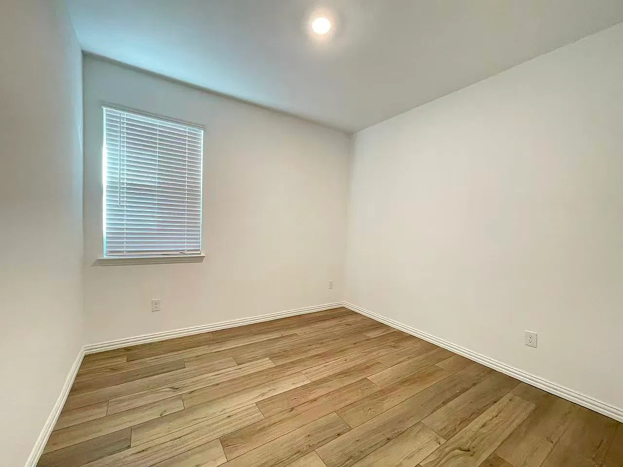 4 bed, 1996 sqft, $2,350 — Photo 4