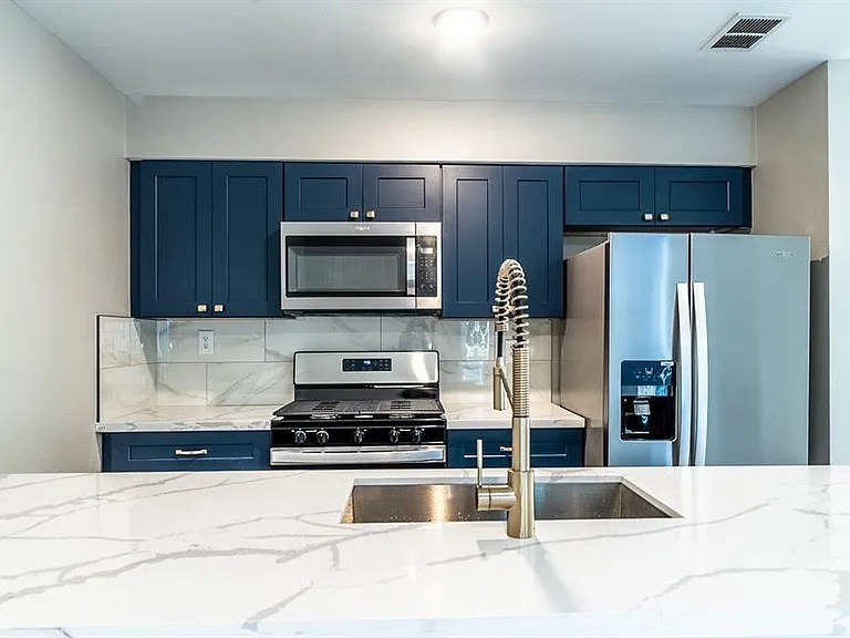 915 Sirocco Dr #B — Photo 17