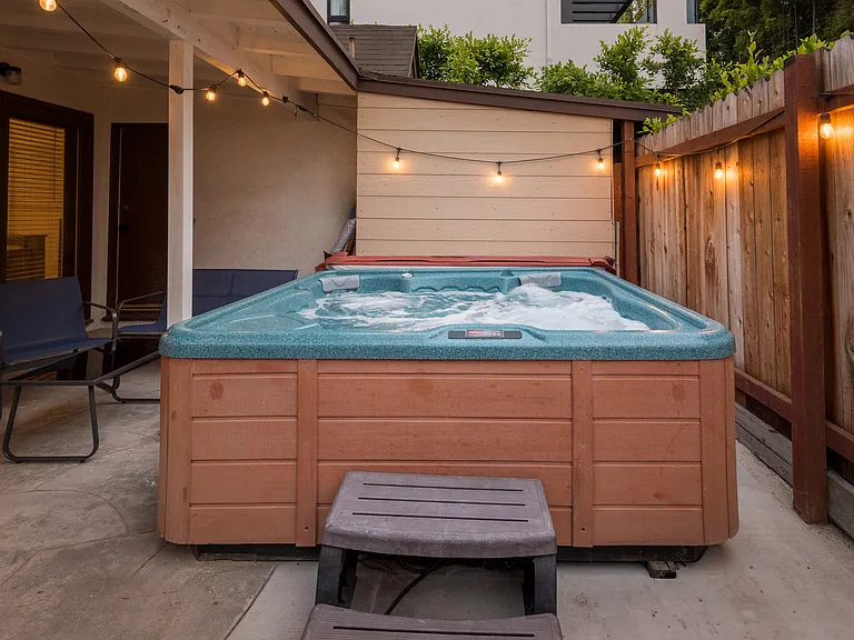 307 S La Peer Dr — Photo 17