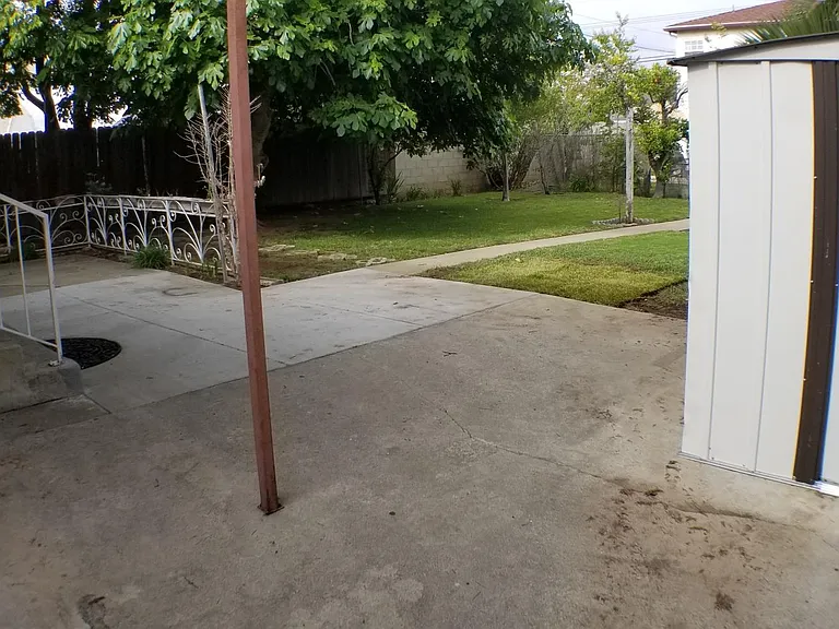 512 S Flower St — Photo 35