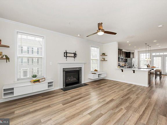 5th image of 324 Spring Bank Way