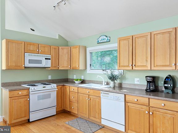 5th image of 1447 Lakeside Dr