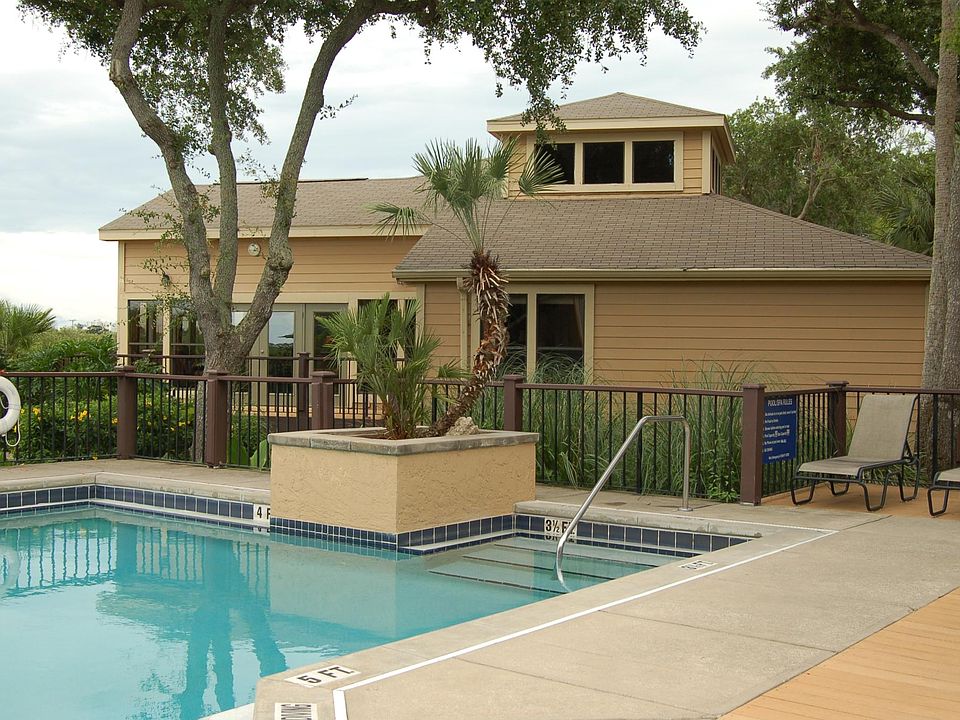 CLUB HOUSE