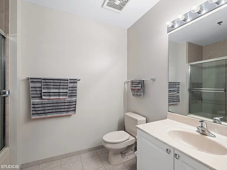 950 W Monroe St #901 — Photo 13