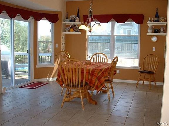 Spacious breakfast room with bay window/doors & ceramic floors.