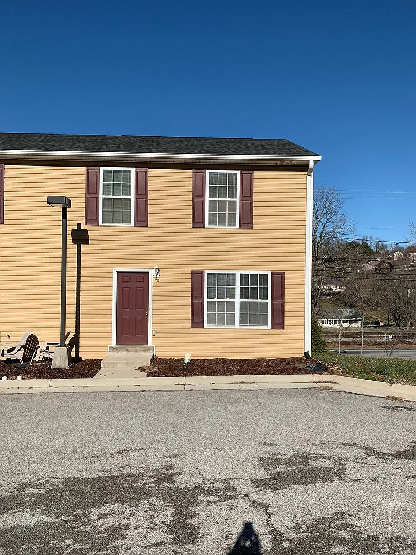 3 Bedroom 2.5 Bath Townhouse — Photo 2