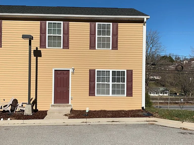10 Station Ln NE — Photo 3