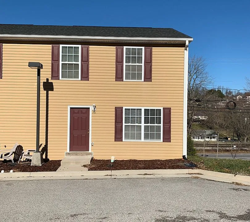 10 Station Ln NE