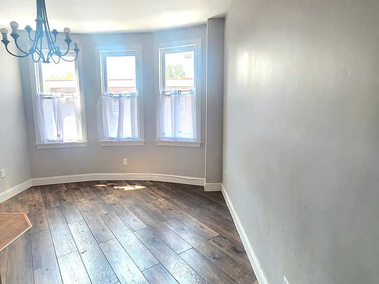 5147 Catharine St #3 — Photo 3