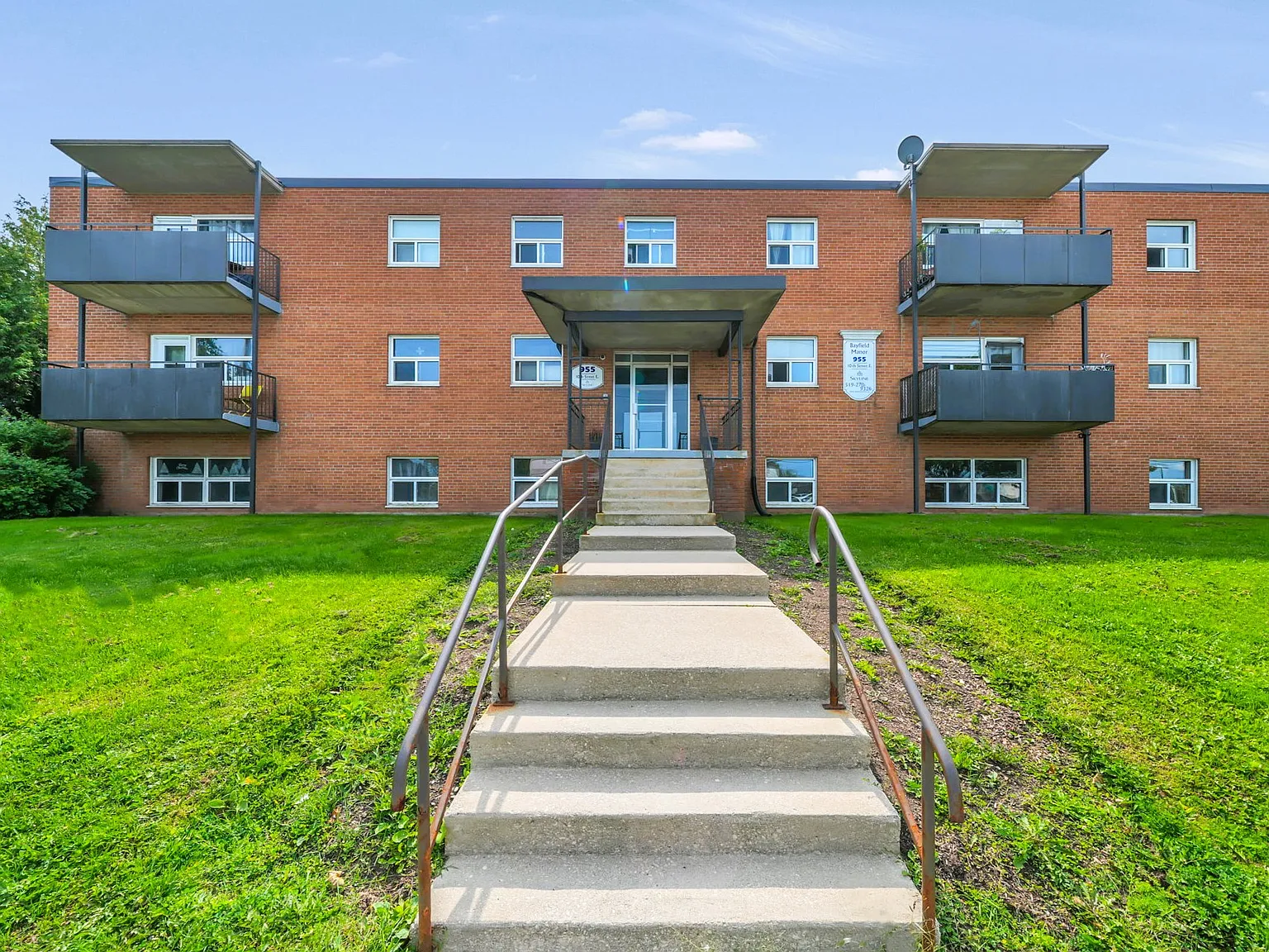 Bayfield Manor Apartments — Photo 3
