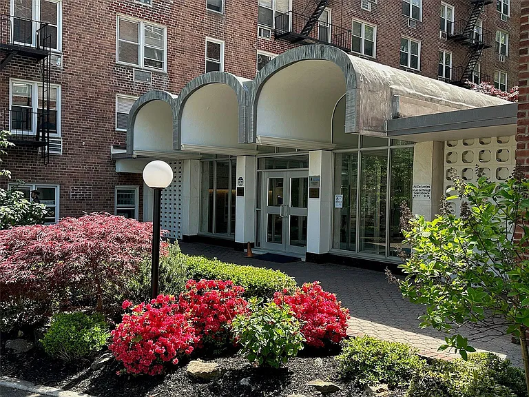 4230 Douglaston Pkwy #7H — Photo 6