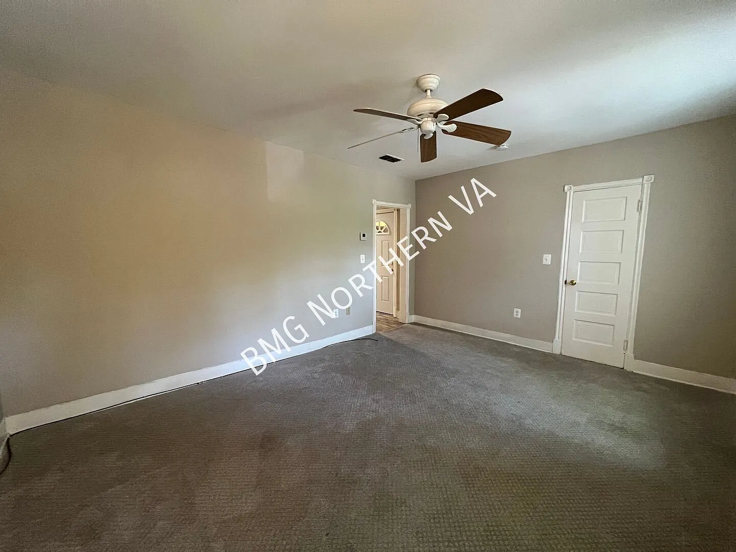 Charming 2 Bedroom 1 Bathroom Unit With Lots Of Surrounding Greenery In DC — Photo 4