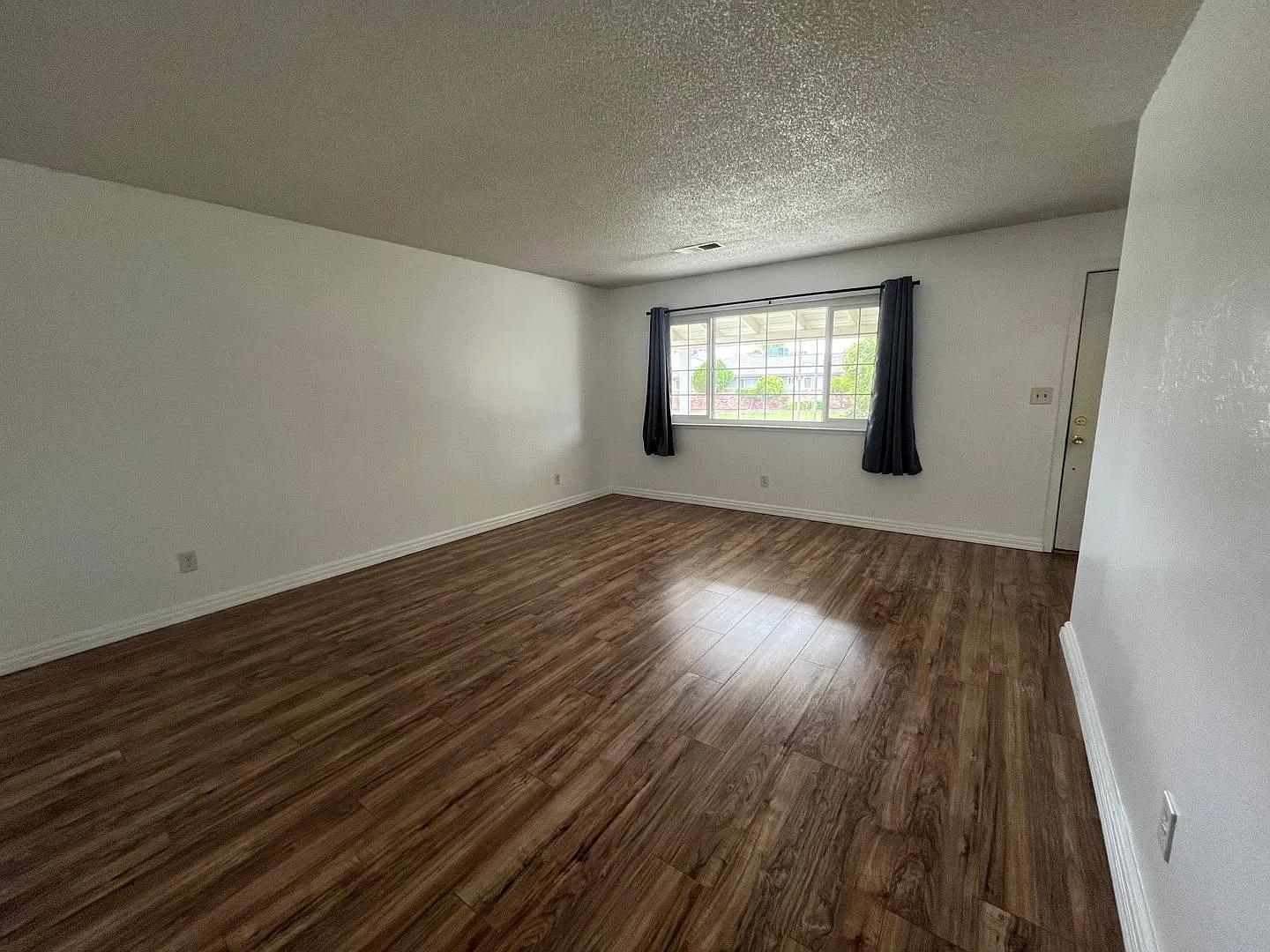 Charming 3 bedroom 2 bath home in Red Bluff — Photo 2