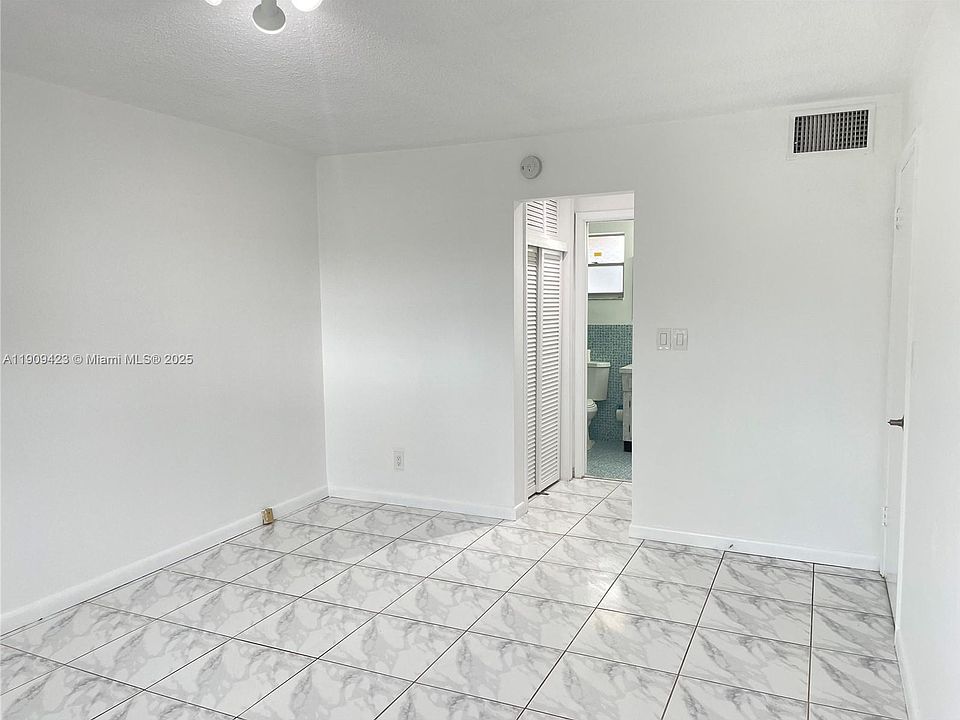1st image of 20201 NE 29th Ct #20201D221