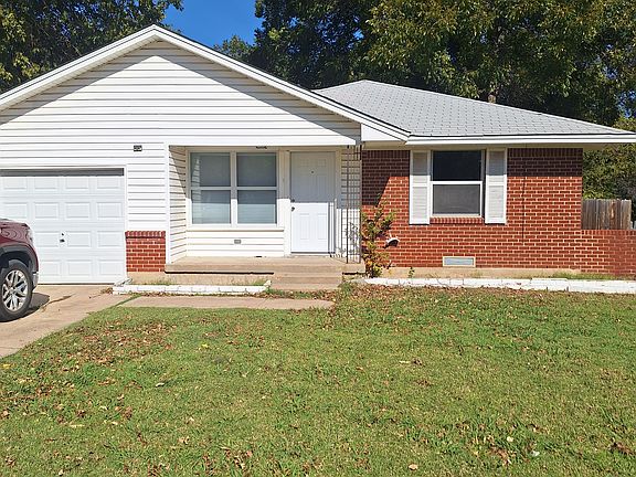 4th image of 921 Manhattan Dr