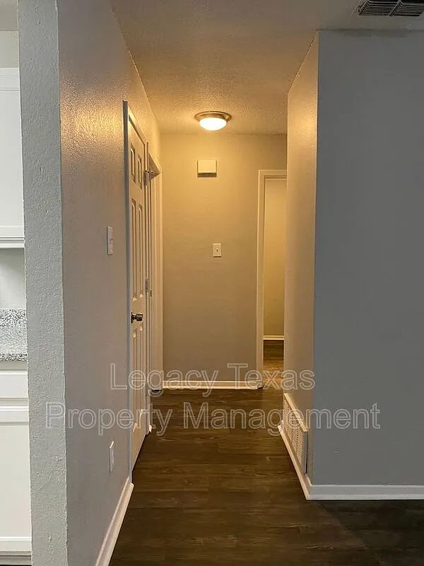 2 bed, 1.0 bath, 861 sqft, $1,225 — Photo 2