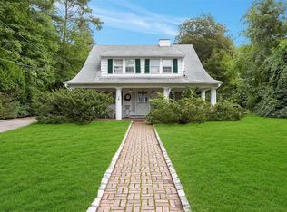 16 Oak Ln, Glen Cove, NY 11542