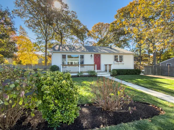 22 Clark Ave, Tisbury, MA 02568