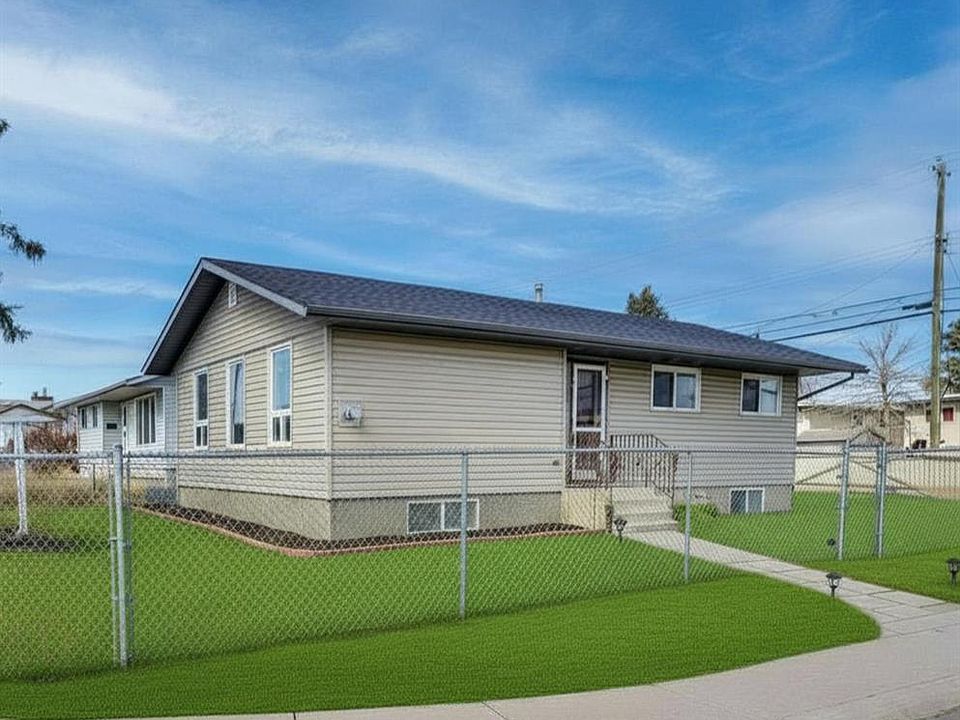 1st image of 1004 E Penrith Cres SE