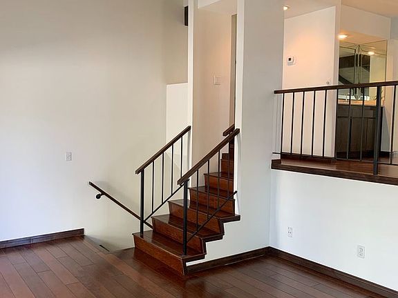 3rd image of 11824A Moorpark St