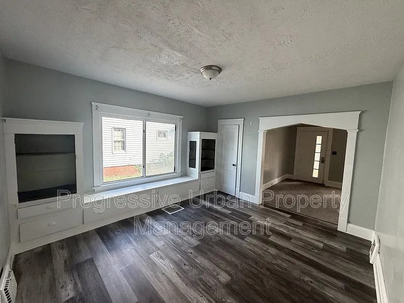 2 bed, 1.0 bath, 1221 sqft, $995 — Photo 2
