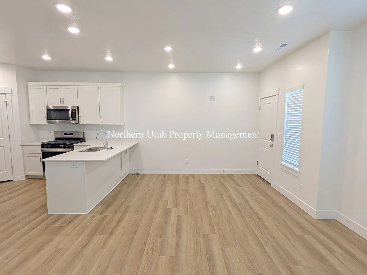 3 bed, 2.5 bath, 1524 sqft, $1,995 — Photo 3