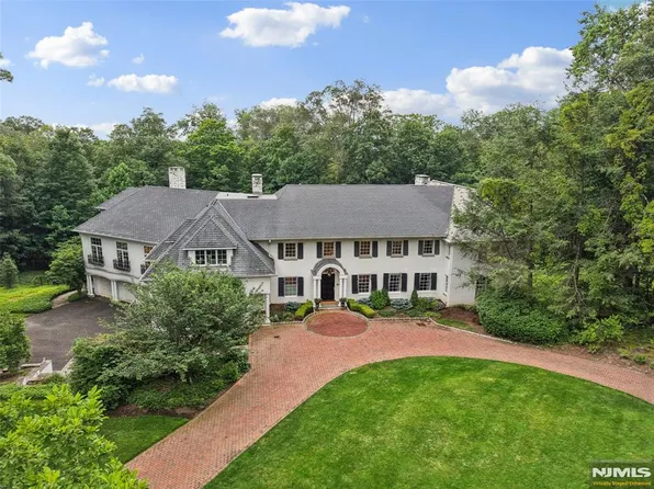 11 Woodfield Ln, Saddle River, NJ 07458