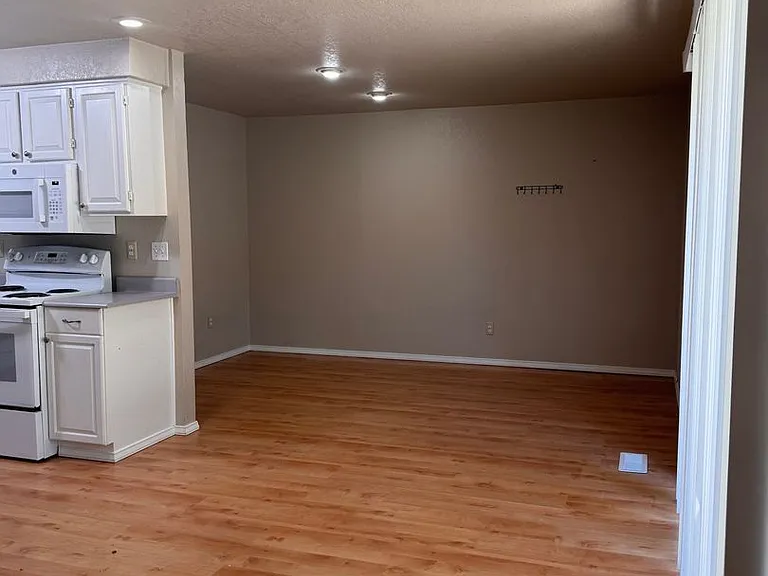 5303 N Sky Vista Ave — Photo 10