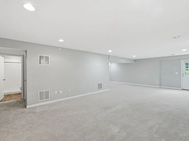6008 Preswell Ct — Photo 22