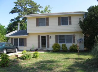 906 Oxford Dr, Morehead City, NC 28557