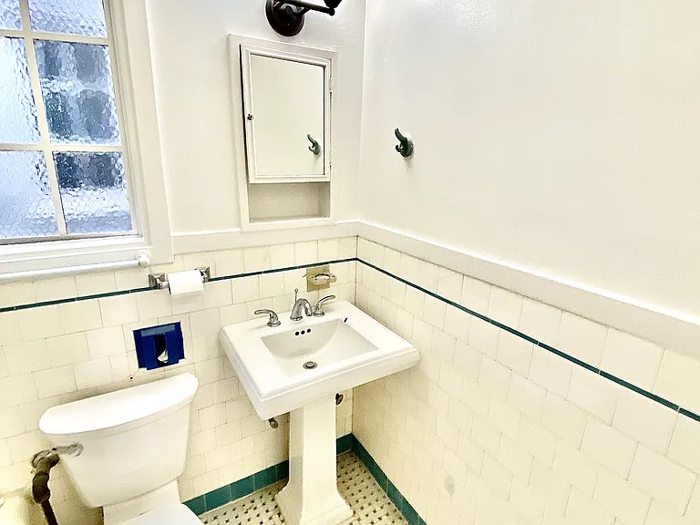 Tudor Hall Apartments — Photo 6