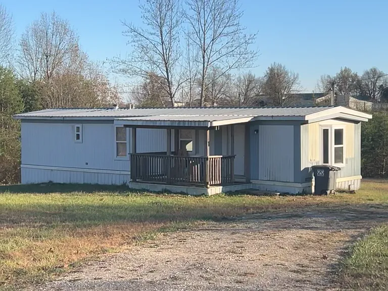 365 Wonderland Rd — Photo 2