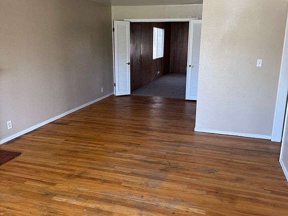 4th image of 142 Essex Ct