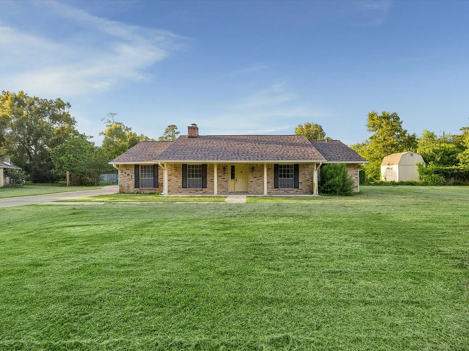 5 bed, 2.5 bath, 2530 sqft, $3,000 — Photo 2