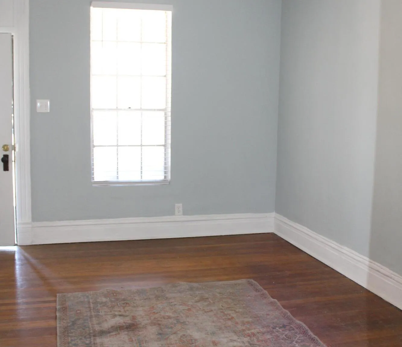 3 bed, 1.0 bath, 1279 sqft, $1,050 — Photo 3