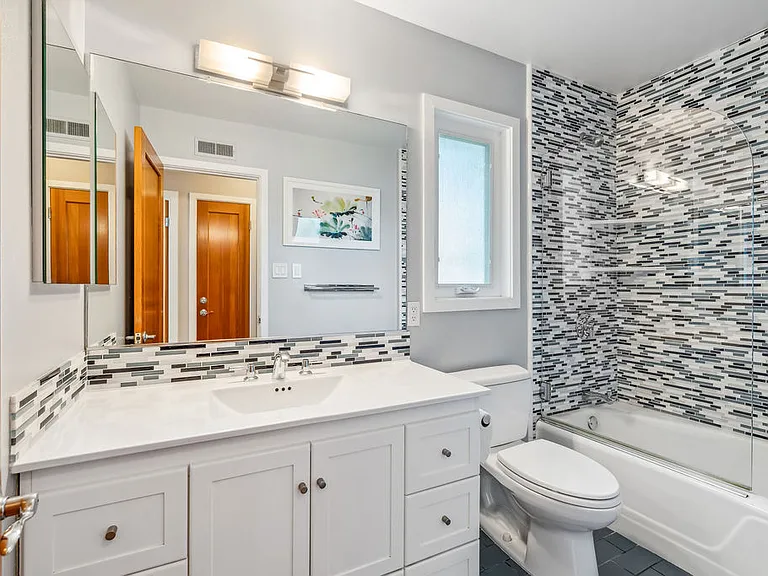 Upstairs Full Bathroom