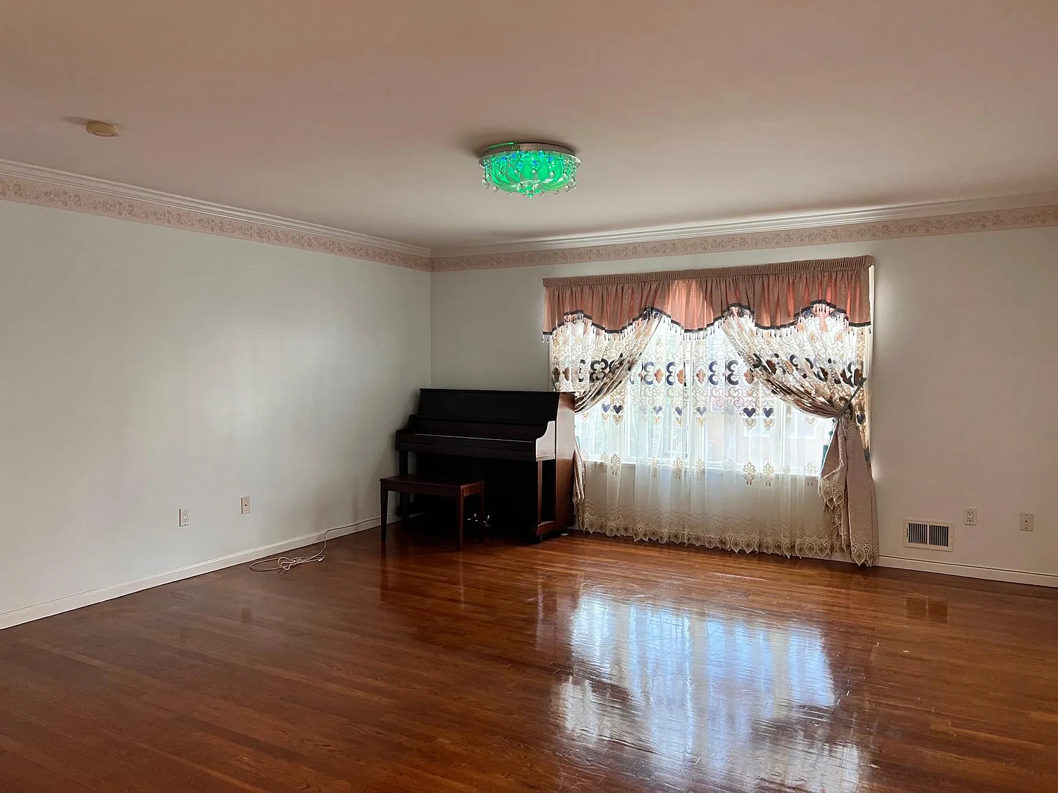 3 bed, 1600 sqft, $3,000 — Photo 2