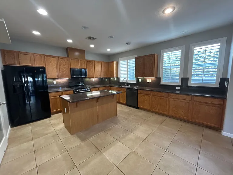 212 Riverbend Ln — Photo 9
