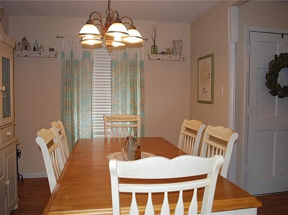4th image of 100 Forest Ln