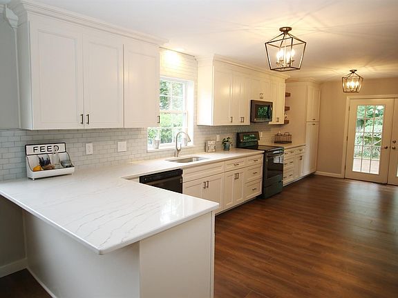 4th image of 323 Curtin Dr