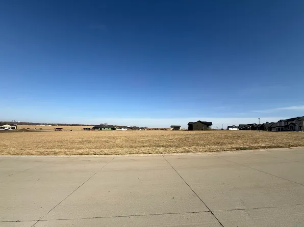 1688 Highland Hls, Sioux Center, IA 51250