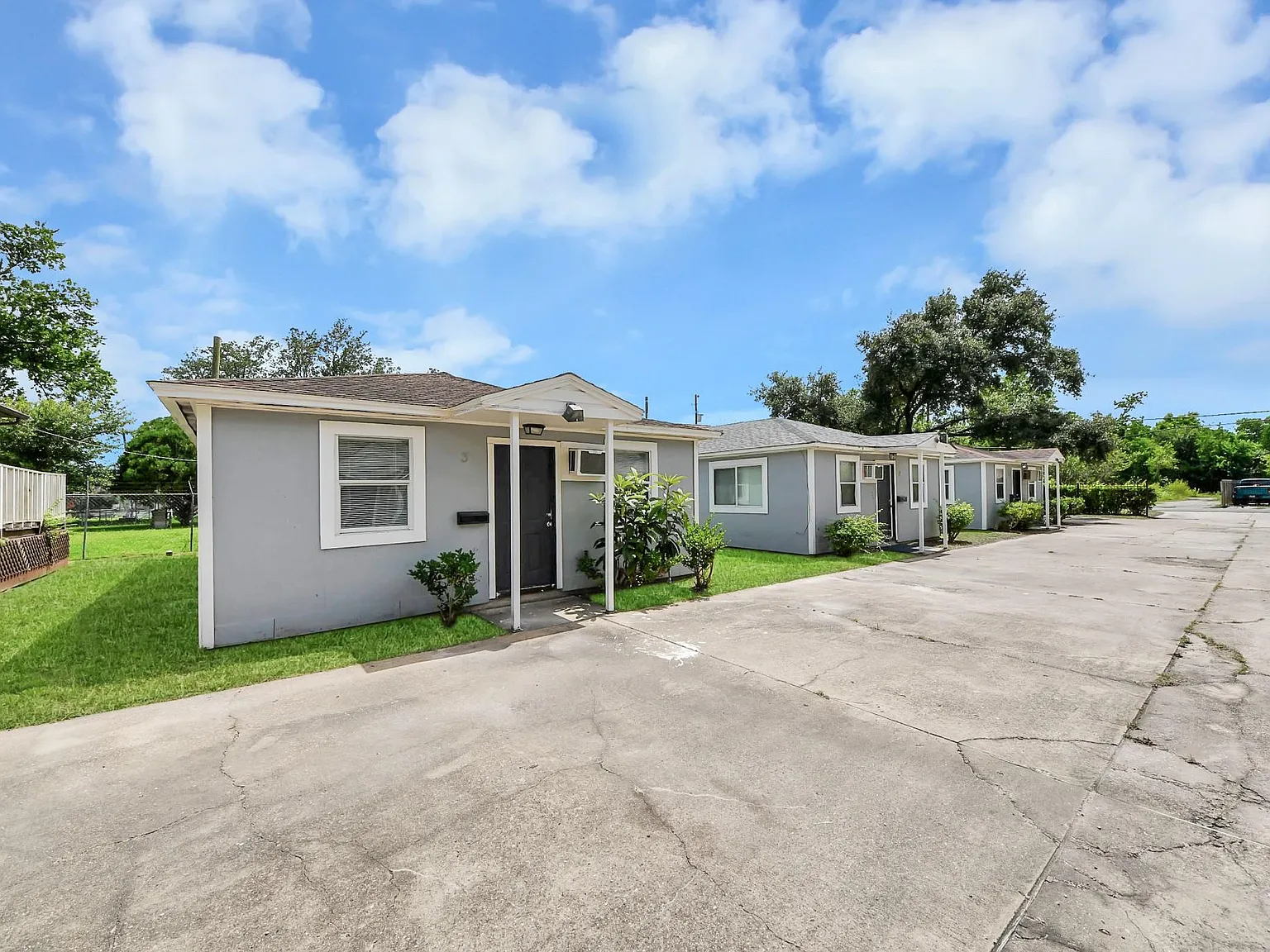 2 bed, 1.0 bath, 726 sqft, $1,200 — Photo 2
