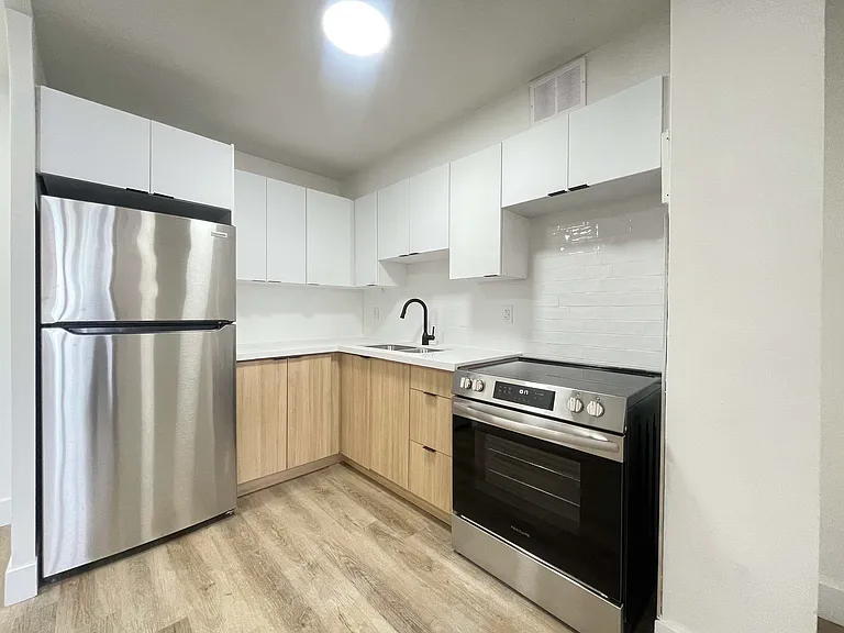 70 Paisley Blvd W — Photo 12