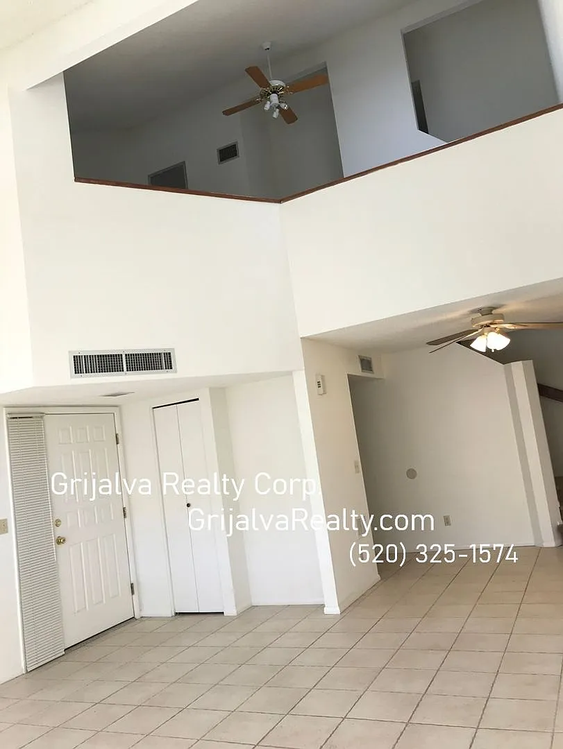 Beautiful Multi-Story Townhouse Near Tucson Racquet Club *Move-In Special* (Prince/Country Club) — Photo 3