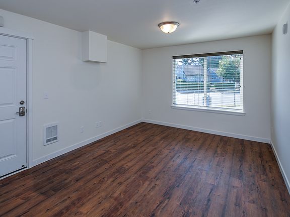 3rd image of 904 E Chestnut St #202
