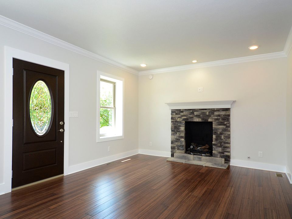 Living room with gas firepla