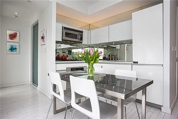 Sold by R New York | media 4